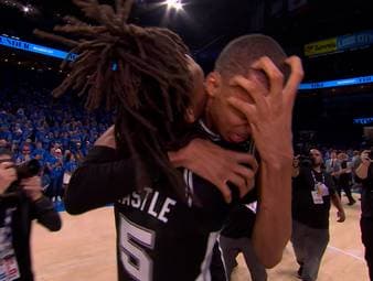 Titelverteidiger Oklahoma City Thunder und die San Antonio Spurs liefern sich einen packenden Showdown um den Einzug in die NBA Finals gegen die New York Knicks. Ein Superstar wird nach dem Spiel von seinen Emotionen überwältigt.