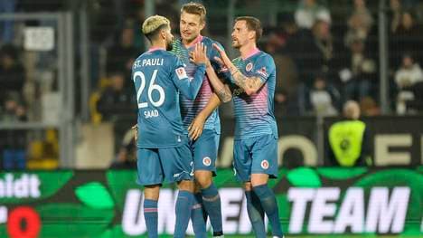 St. Pauli feiert seinen Sieg in Elversberg