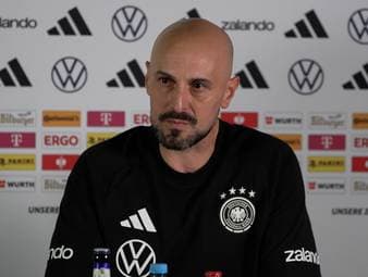 Antonio Di Salvo spricht in der Pressekonferenz über die Nominierung von Lennart Karl und seine Erwartungen an ihn.