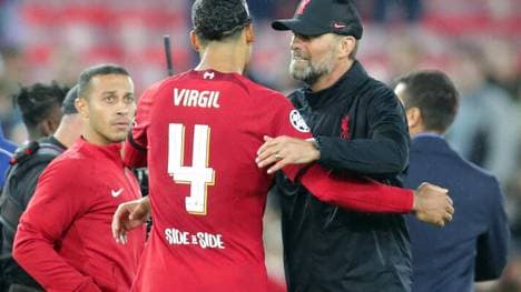 Virgil van Dijk (M.) und Trainer Jürgen Klopp waren trotz des Sieges von Liverpool mit der Leistung nicht zufrieden