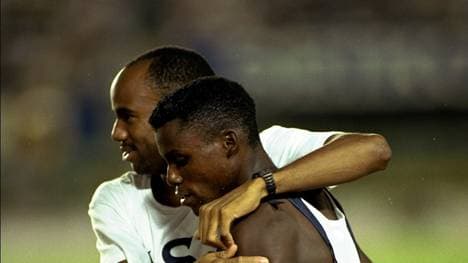 Mike Powell (l.) fügte Carl Lewis 1991 die größte Niederlage in dessen Karriere zu
