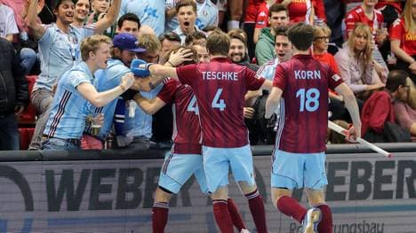 Der UHC Hamburg feiert den Hallenhockey-Titel