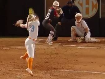 Die Amerikanerin Karlyn Pickens schreibt Geschichte und stellt einen neuen Weltrekord für den schnellsten Wurf aller Zeiten im Softball auf. Der Rekord blieb 13 Jahre unberührt.