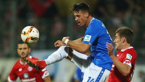 Sandro Wagner (M.) vergibt in der vierten Minute der Nachspielzeit einen Strafstoß