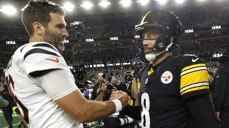 Joe Flacco (l.) besiegt Aaron Rodgers