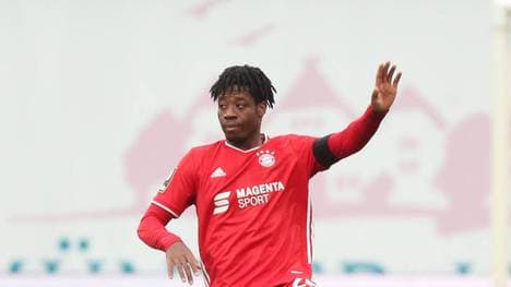 Bright Arrey-Mbi feiert sein Profidebüt für den FC Bayern