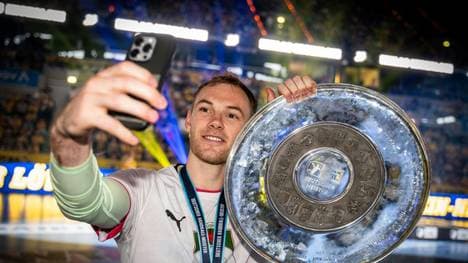 Mathias Gidsel mit der Meisterschale