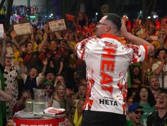 Bei diesem Walk-on eskalieren die Münchener Fans komplett