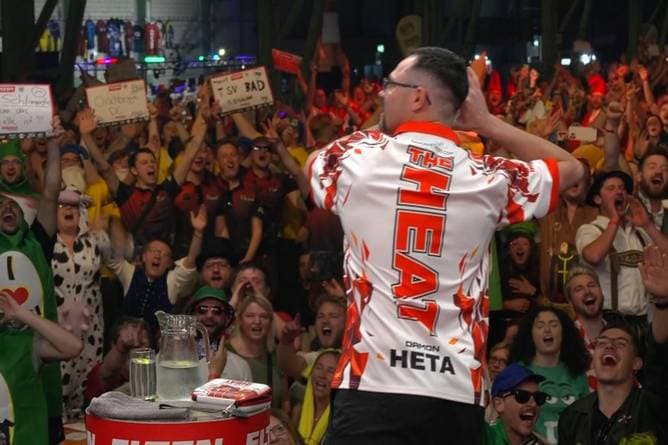 Bei diesem Walk-on eskalieren die Münchener Fans komplett
