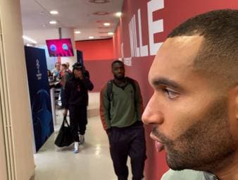 Nach dem Sieg des FC Bayern in der Champions League spricht Jonathan Tah in der Mixed Zone mit den Reportern. Dabei crasht Teamkollege Dayot Upamecano das Interview.