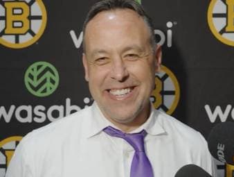 Coach Marco Sturm feiert ein Traumdebüt in der NHL. Beim 3:1-Sieg der Boston Bruins gegen die Washington Capitals holt der ehemalige Bundestrainer als erster deutscher Head Coach einen Sieg in der NHL.