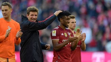 Thomas Müller und Kingsley Coman jubeln vor der Südkurve