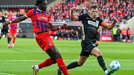 Omar Traore (Heidenheim, l.) und Robin Fellhauer (Elversberg) kämpfen im Rückspiel der Relegation um das letzte Bundesliga-Ticket