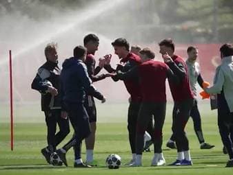Vor dem Viertelfinal-Hinspiel in der Champions League gegen Sporting sorgen die Arsenal-Profis mit einer kuriosen Trainingsmethode für Aufsehen. Trainer Mikel Arteta hält sich jedoch bedeckt.