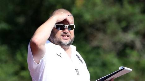 SAARBRUECKEN, GERMANY - AUGUST 25: Coach Sven Thoss of BV Cloppenburg during the Second Women´s Bundesliga match between 1.FC Saarbruecken and BV Cloppenburg on August 25, 2019 in Saarbruecken, Germany. (Photo by Andreas Schlichter/Getty Images for DFB)