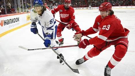 Moritz Seider (r.) für Detroit auf dem Eis