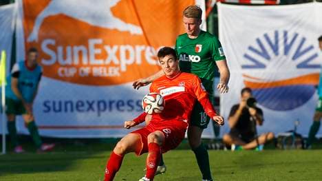 Stefan Mugosa im Zweikampf mit Jan-Ingwer Callsen-Bracker 