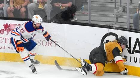 Brayden McNabb (r.) knallt nach dem klaren Foul hart in die Bande