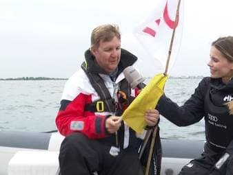 SPORT1 Moderatorin Lili Engels spricht mit Timo Haß, einen der "Schiedsrichter" bei der Kieler Woche, über seine Aufgaben während eines Rennens.