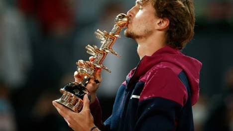 Alexander Zverev mit der Trophäe in Madrid
