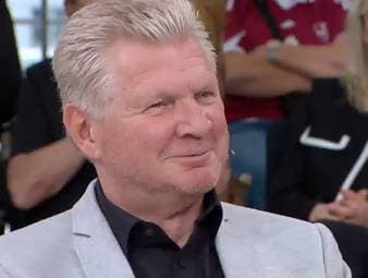 Stefan Effenberg bringt den Doppelpass nach einer Spitze gegen Walter M. Straten, stellvertretender Chefredakteur Sport der Bild, zum Lachen.