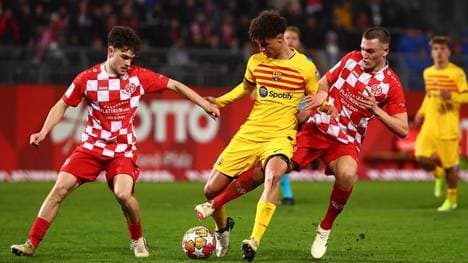 Noah Darvich (m.) steht seit August 2023 beim FC Barcelona unter Vertrag