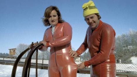 Josef Fendt testet 1975 den Rennanzug von Elisabeth Demleitner (beide BRD)