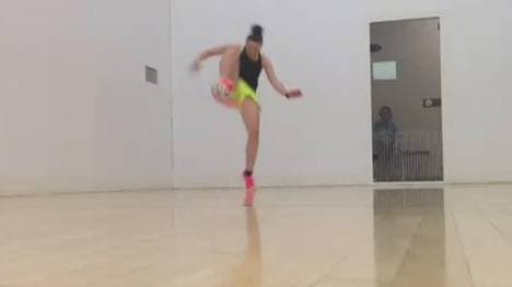 Indie Cowie präsentiert den "Three Revolution"