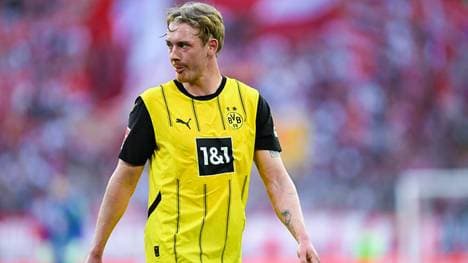 Julian Brandt sitzt gegen den FC Barcelona vorerst nur auf der Bank