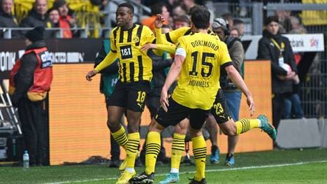 Der BVB feiert den Siegtreffer von Youssoufa Moukoko