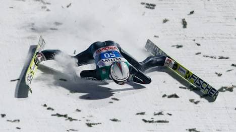 Simon Ammann stürzt bei der Vierschanzen-Tournee in Bischofshofen schwer