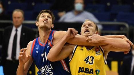 ALBA-Star Luke Sikma (r.) im Zweikampf mit Tibor Pleiß von Efes Istanbul