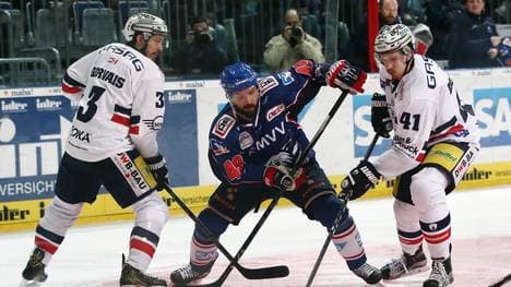 Louis-Marc Aubry (rechts) verlängert bei den Eisbären Berlin