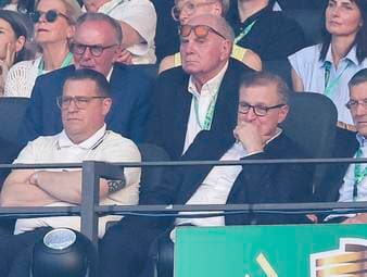 Der Vertrag des Sportvorstands endet 2027 und die Bosse zögern stand jetzt, ihn zu verlängern. Doch weshalb? Eberl tütete doch zuletzte mehrere erfolgreiche Transfers ein. 