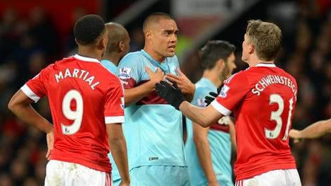 Bastian Schweinsteiger und Winston Reid