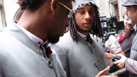 Michael Olise spielt bei der Meisterfeier Schach