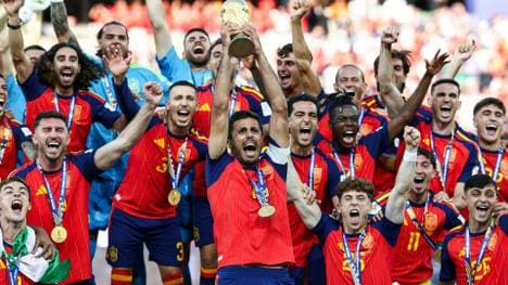 Rodri reckt den Pokal in die Höhe
