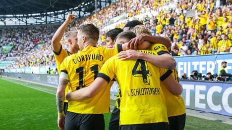 21.05.2023, Fussball, Saison 2022 2023, 1. Bundesliga, 33. Spieltag, FC Augsburg - Borussia Dortmund, Die Spieler des BVB bejubeln das Tor zum 0:3 durch Julian Brandt (Borussia Dortmund), Augsburg WWk Arena Bayern Deutschland xRHR-FOTO DEx *** 21 05 2023, Football, Season 2022 2023, 1 Bundesliga, 33 Matchday, FC Augsburg Borussia Dortmund, BVB players celebrate the goal to 0 3 by Julian Brandt Borussia Dortmund , Augsburg WWk Arena Bayern Germany xRHR PHOTO DEx Copyright: DennisxEwert RHR-FOTOx RHR-FOTO DE