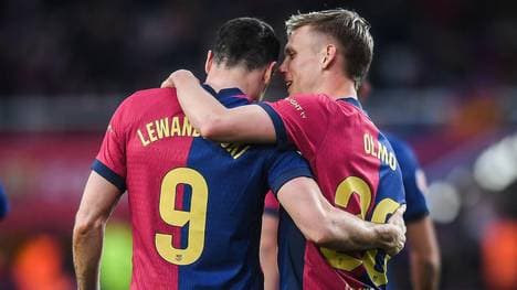 Robert Lewandowski und Dani Olmo tragen das Trikot des FC Barcelona