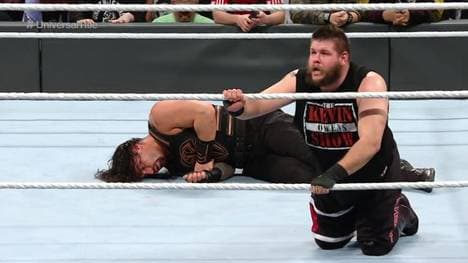 Kevin Owens (r.) traf im Hauptkampf von WWE Roadblock: End of the Line 2016 auf Roman Reigns