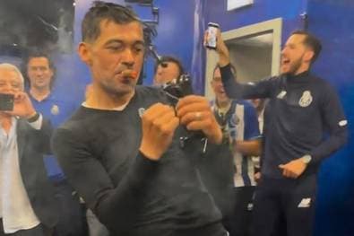 Zigarre und Gaga-Tanz: Portos Meistertrainer geht viral