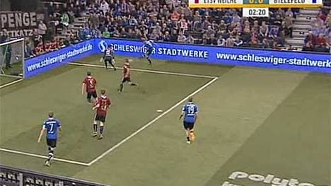 Arminia Bielefeld (in blau) sicherte sich den Turniersieg in Flensburg