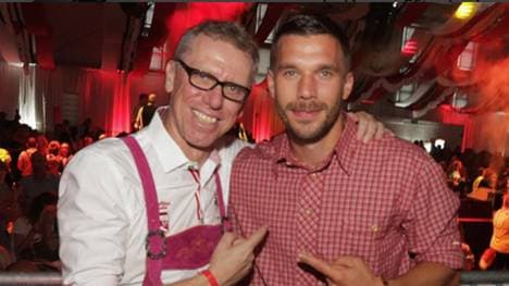 Lukas Podolski (r.) gefiel die Lederhose von Peter Stöger