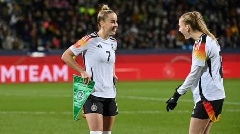 Spielführerinnen: Giulia Gwinn (l.) und Janina Minge