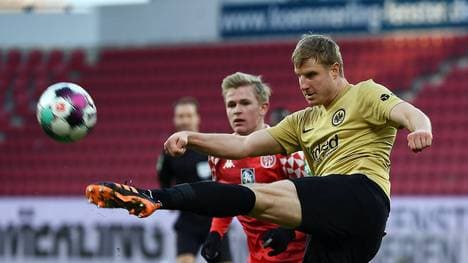 Martin Hinteregger im Duell mit Jonathan Burkardt vom FSV Mainz 05