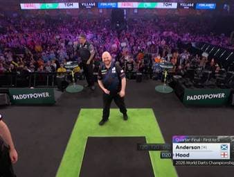Justin Hood checkt das Shanghai-Finish zum Satzausgleich gegen Gary Anderson. Vor dem Dart auf die Doppel-20 muss er die richtige Position suchen, da die Sicht blockiert ist.