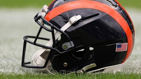 NFL-Spieler tragen Flaggen ihrer Heimatländer auf Helmen