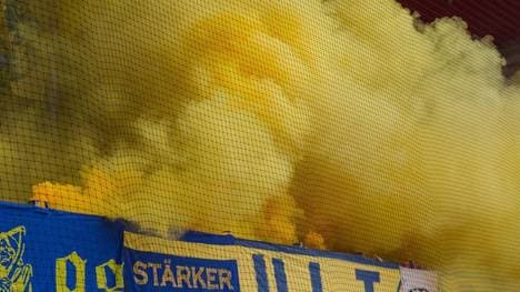 Die Fans von Eintracht Braunschweig sorgen für eine Spielunterbrechung. 