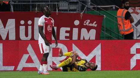 Yan Couto wälzt sich mit Schmerzen auf dem Rasen