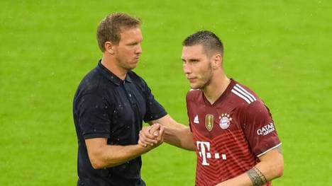Trainer Julian Nagelsmann (l.) vom FC Bayern reagiert auf geleakte angebliche Chatnachrichten von Niklas Süle